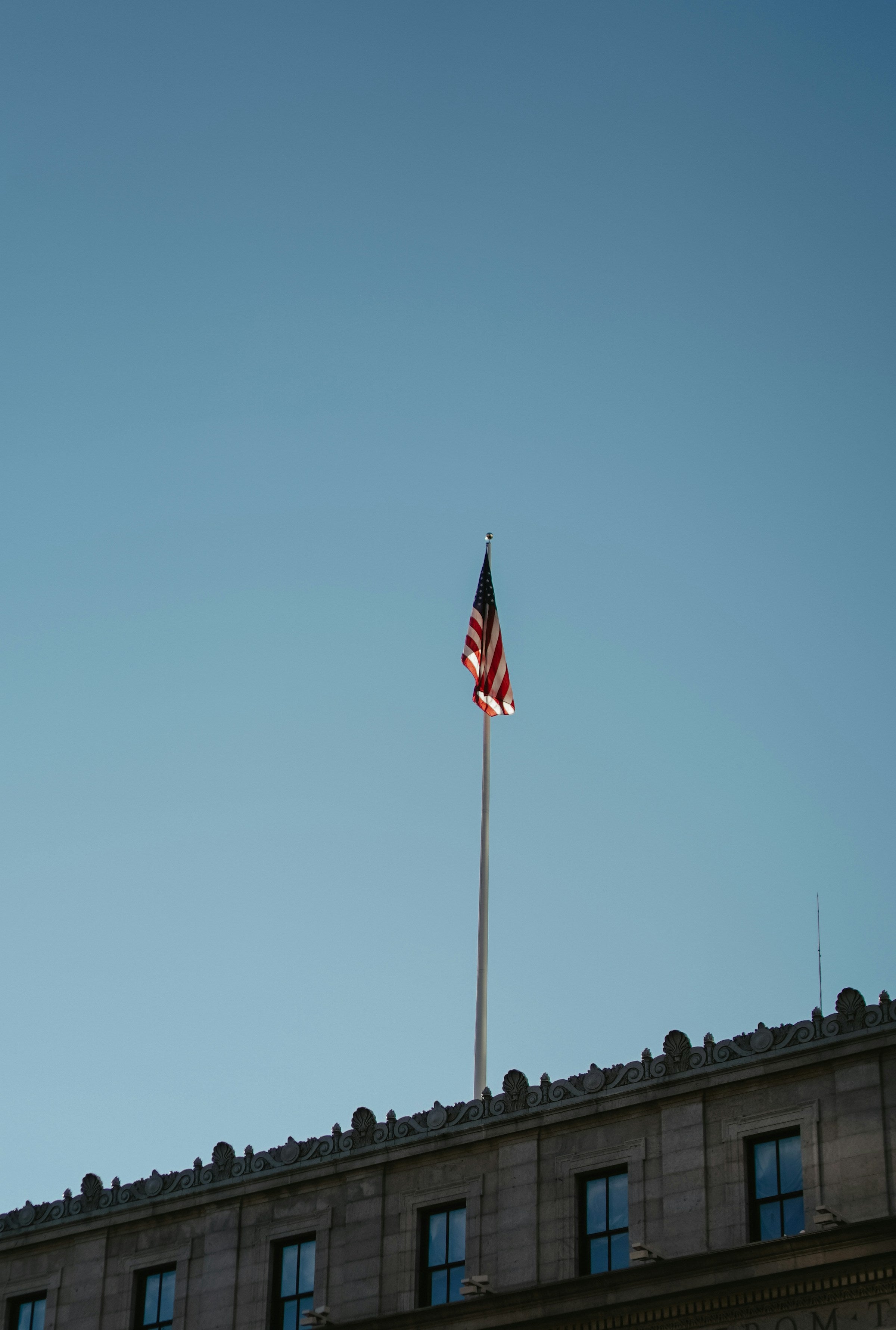 Best Lights for Your Flag Pole in 2025