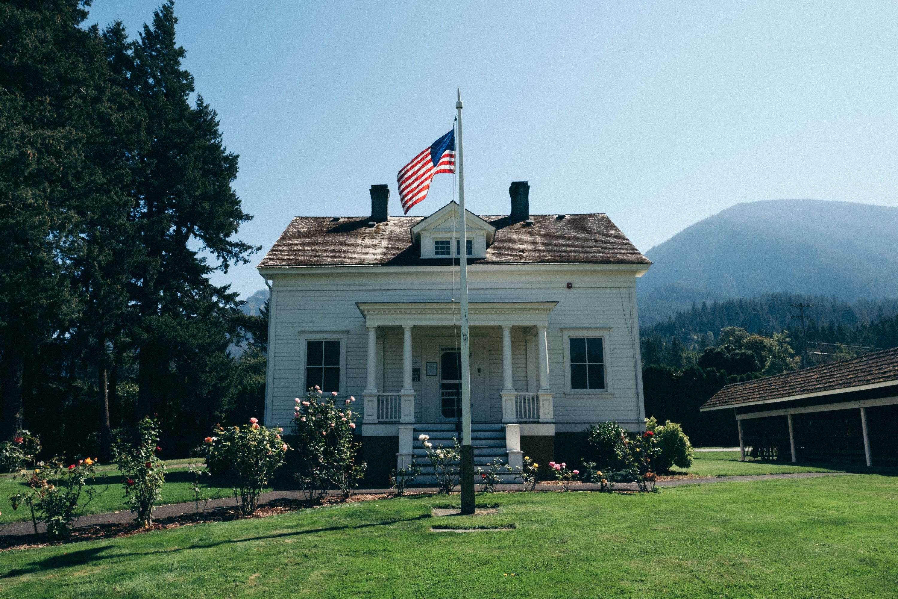 Why Aluminum Is the Best Material for Flagpoles
