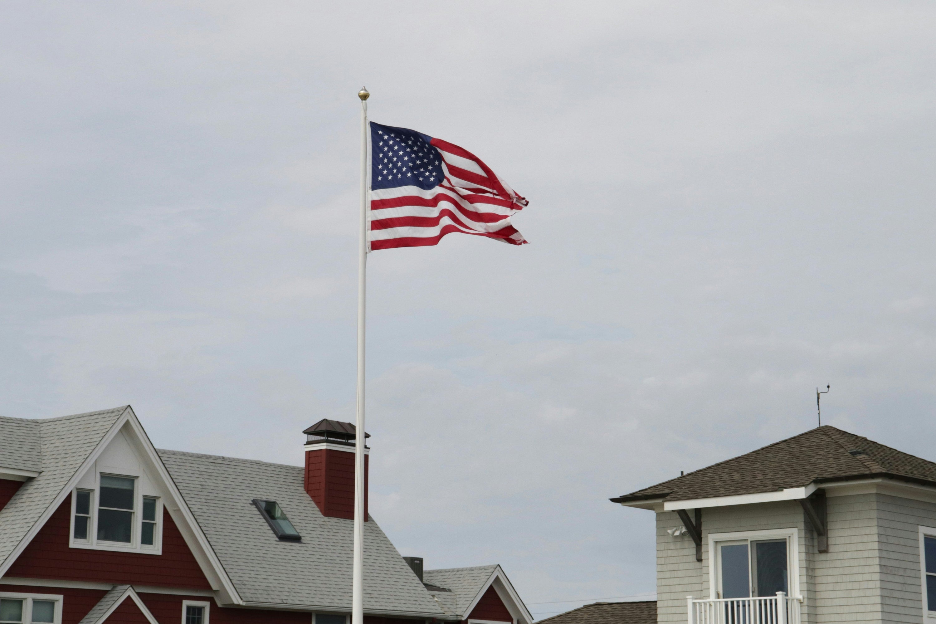 How to Choose a Flagpole that Complements Your Home’s Architecture