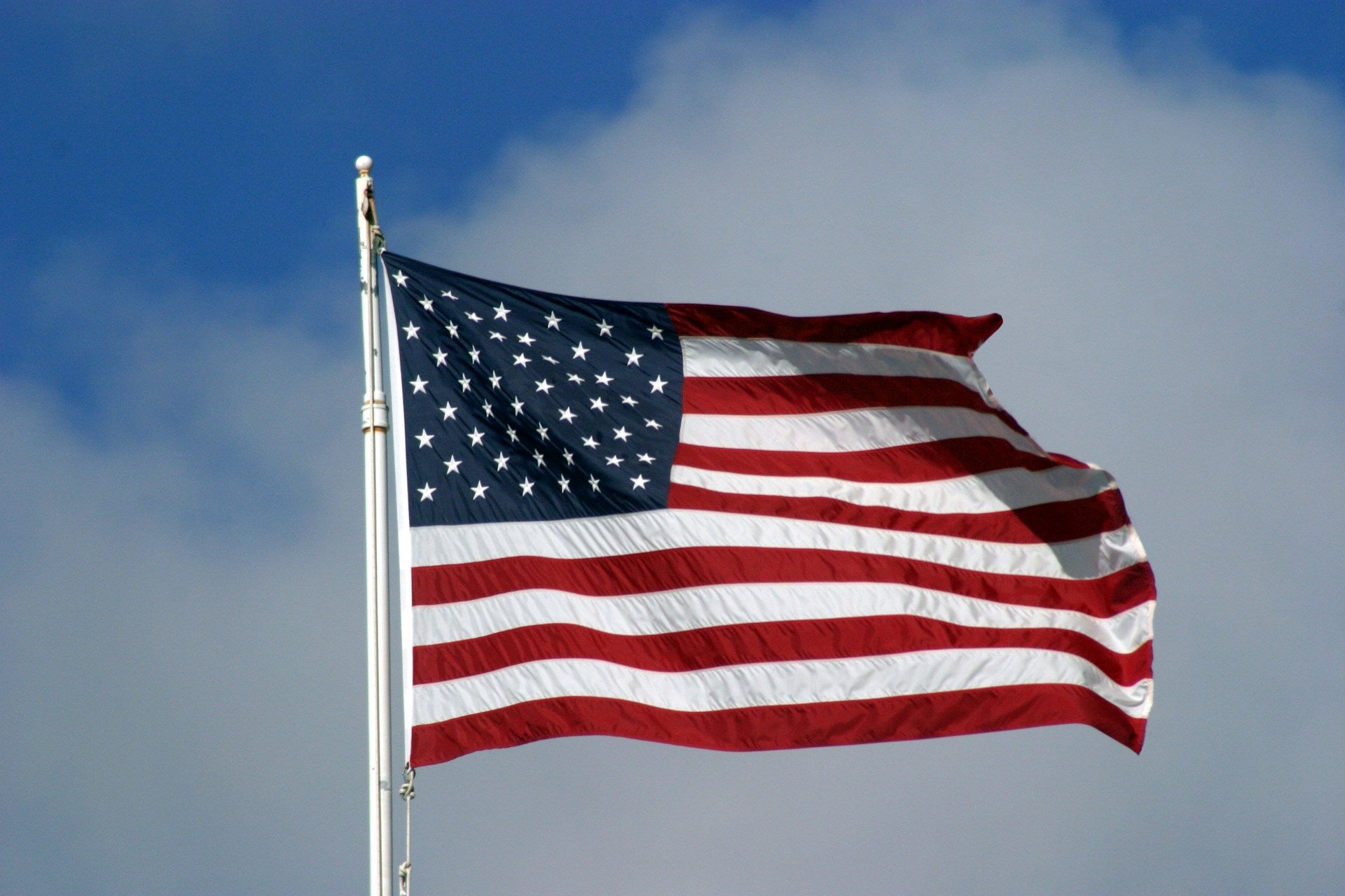 Flag Display Safety Tips for Homeowners